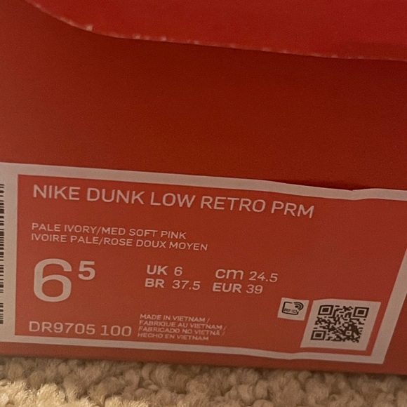 Dunk lows VALENTINES DAY 2023 - Picture 1 of 5